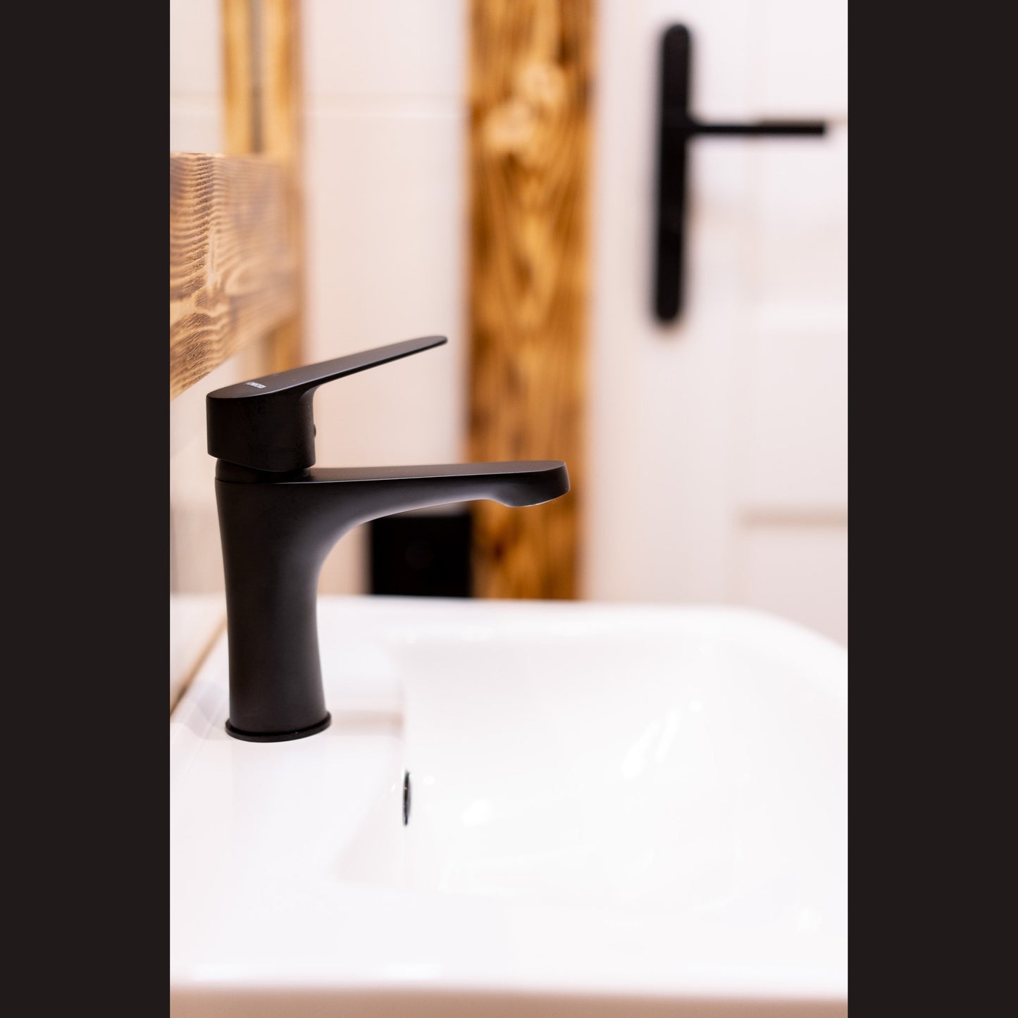 Sagra - Baterie neagra mat, pentru lavoar baie, cu ventil (dop), BQR_722D