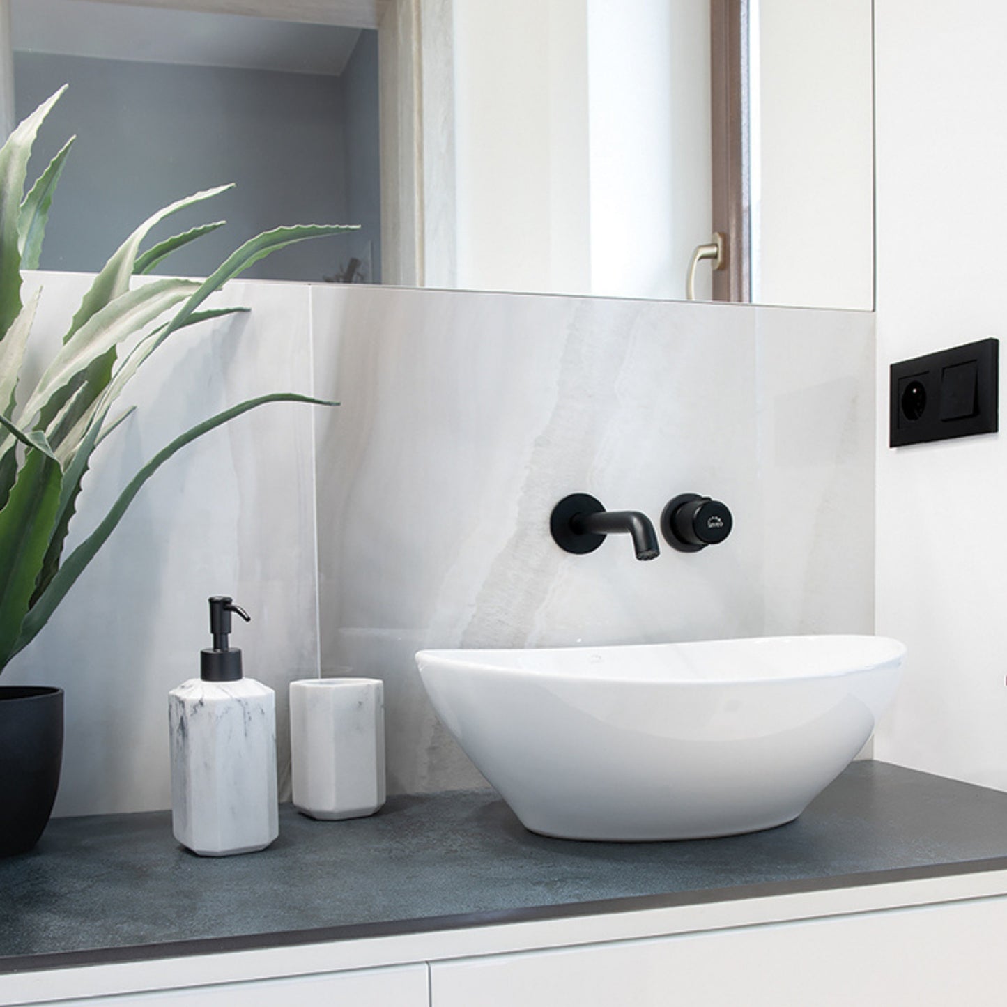 Desna - lavoar ceramică de blat, forma ovala, culoare alb, VUD 6241