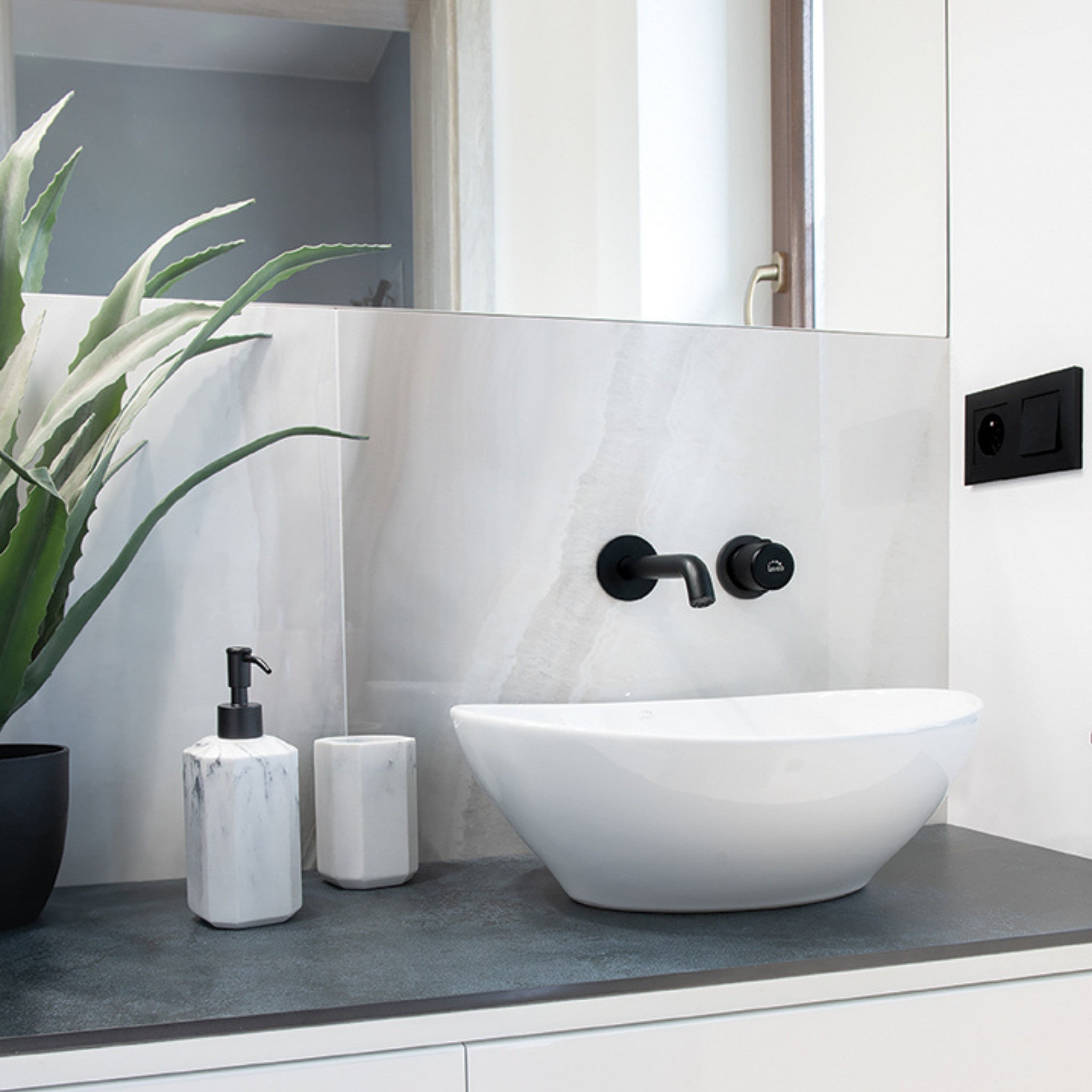 Desna - lavoar ceramică de blat, forma ovala, culoare alb, VUD 6241